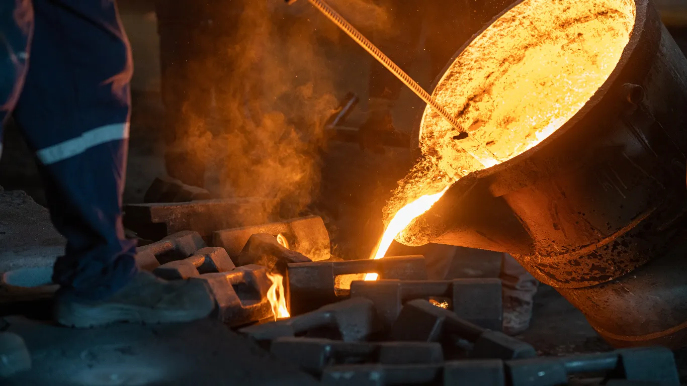 Flüssiges Metall wird in der Gießerei in eine Form gegossen